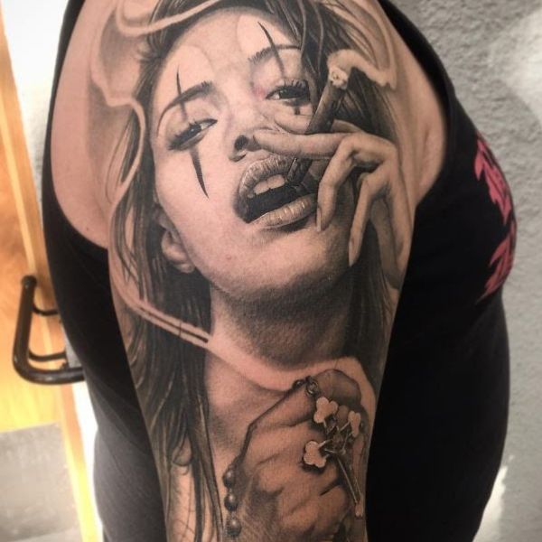 Tattoo cô gái bắp tay cầm thuốc