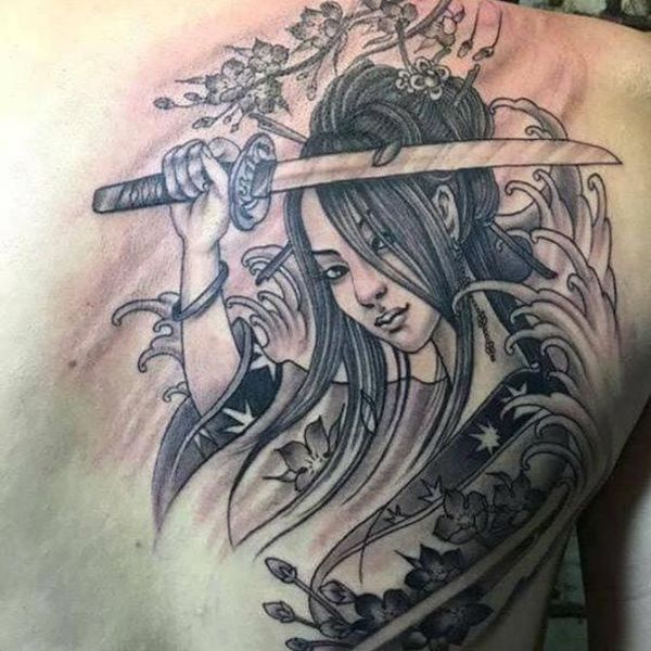 Tattoo cô gái cầm kiếm