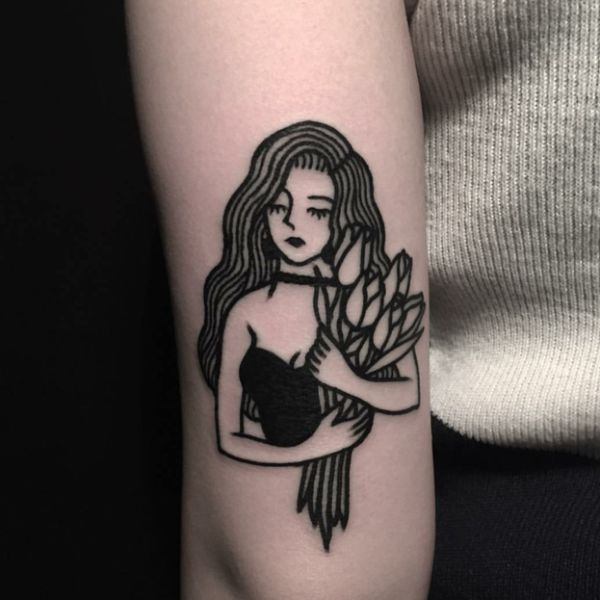 Tattoo cô gái mini ở bắp tay