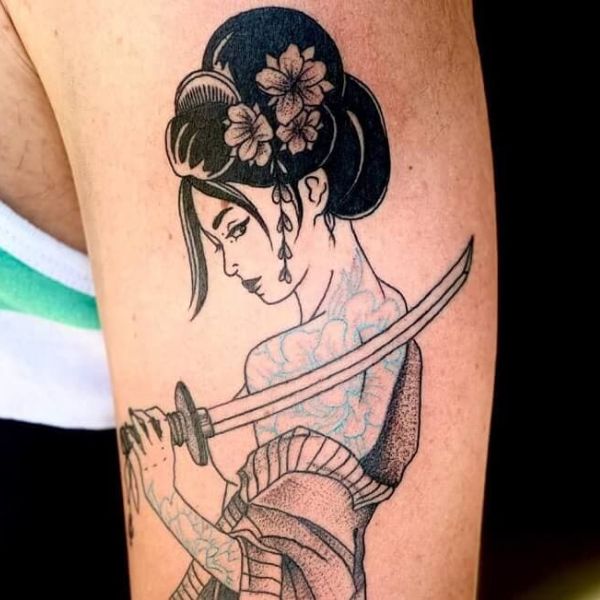 Tattoo cô gái nhật cầm kiếm