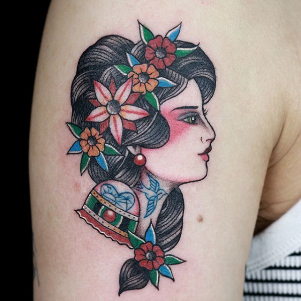 Tattoo cô gái ở bắp tay