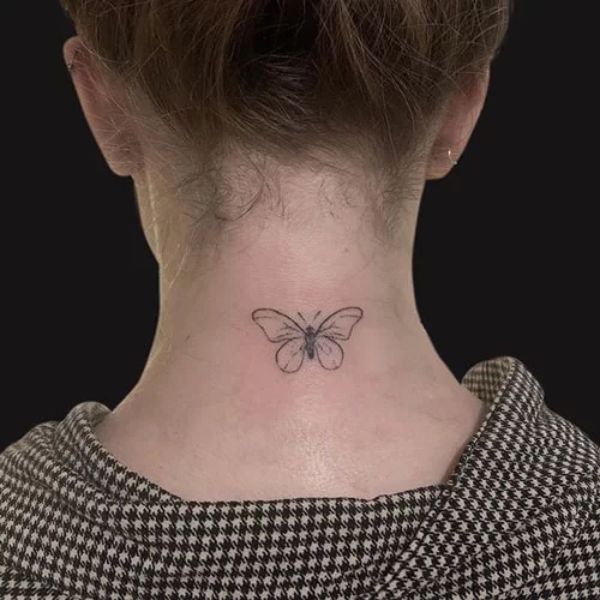 Tattoo con bướm ở cổ