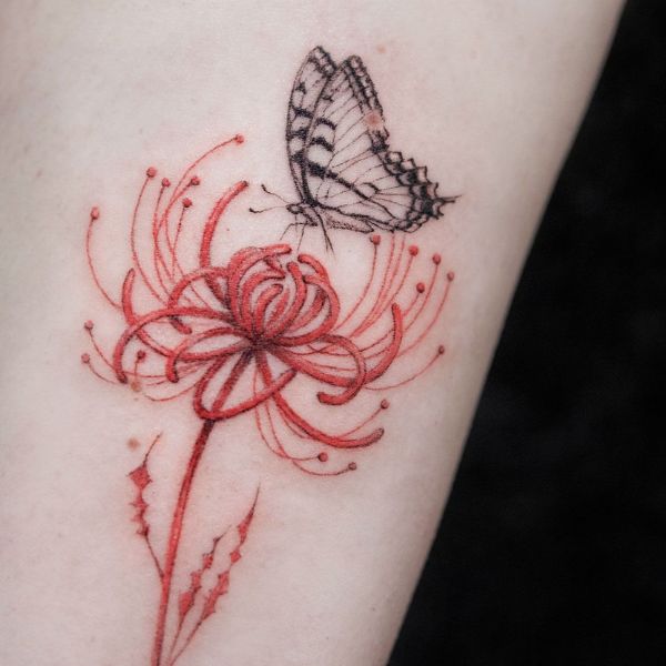 Tattoo con bướm và hoa bỉ ngạn
