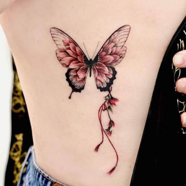 Tattoo con bướm và hoa bỉ ngạn