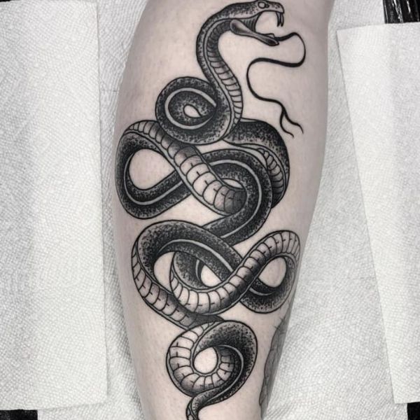 Tattoo con rắn bắp chân đẹp