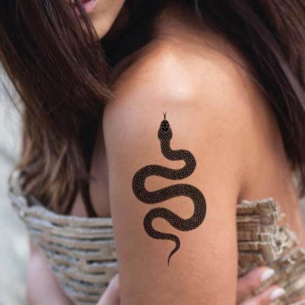 Tattoo con rắn bắp tay đẹp cho nữ