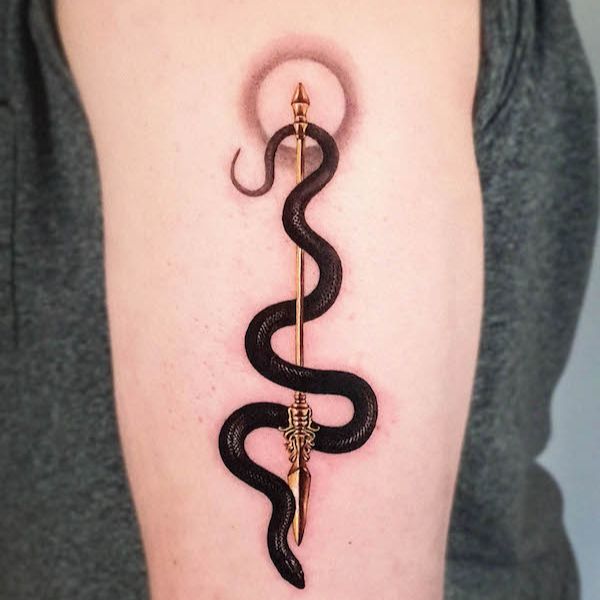 Tattoo con rắn bắp tay