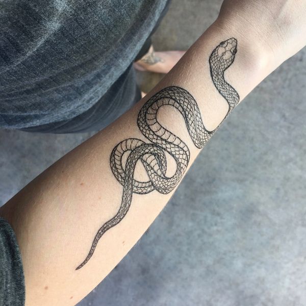 Tattoo con rắn cánh tay nam