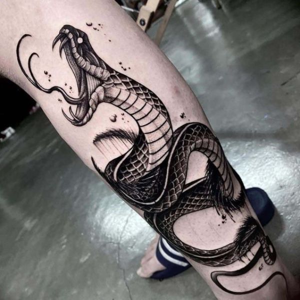 Tattoo con rắn chân đẹp