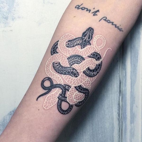 Tattoo con rắn đen trắng