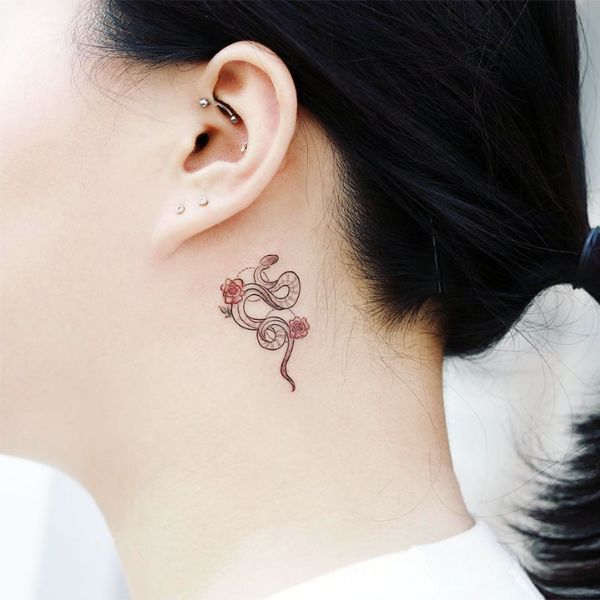 Tattoo con rắn mini ở cổ