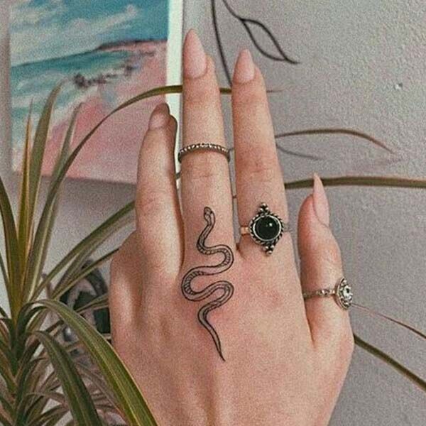 Tattoo con rắn mini ở ngón tay