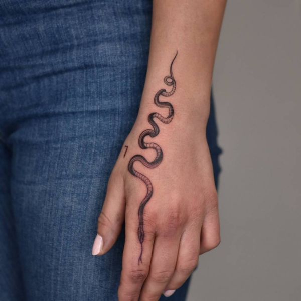 Tattoo con rắn mu bàn tay nữ