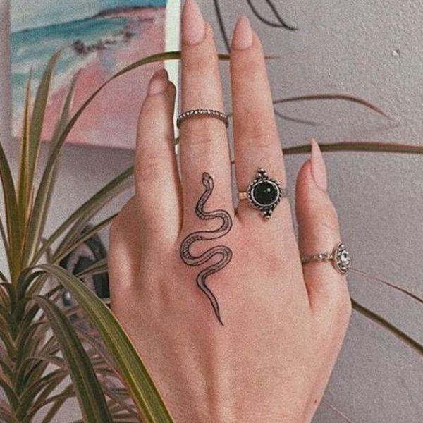 Tattoo con rắn ngón tay