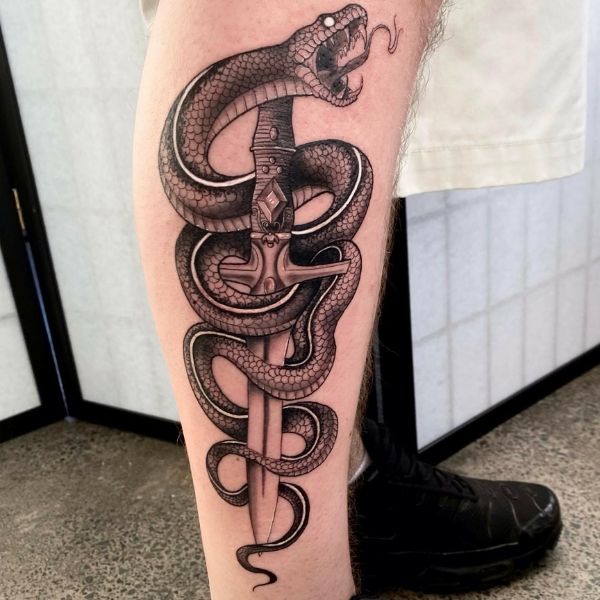 Tattoo con rắn ở cánh tay
