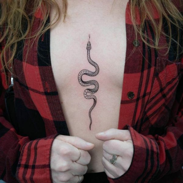 Tattoo con rắn ở ngực