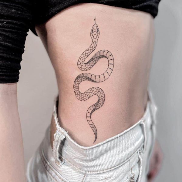 Tattoo con rắn ở sườn