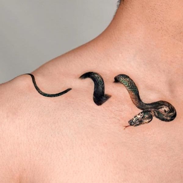 Tattoo con rắn ở xương quai xanh