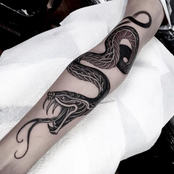 Tattoo con rắn quấn tay