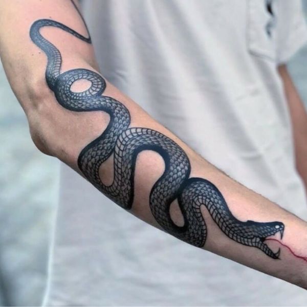 Tattoo con rắn tay nam