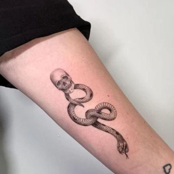 Tattoo con rắn và đầu lâu