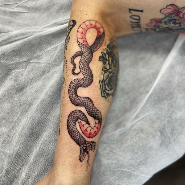 Tattoo con rắn và hoa ở bắp chân
