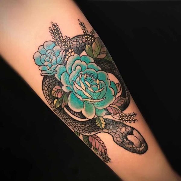 Tattoo con rắn và hoa