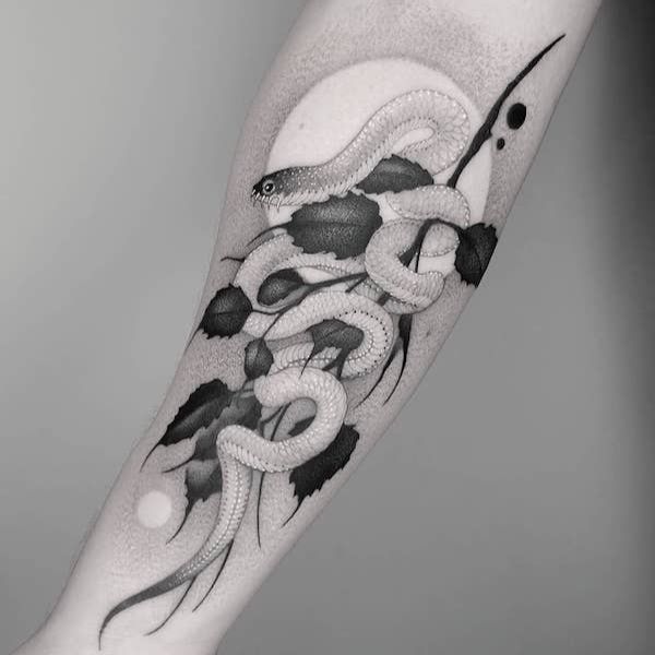 Tattoo con rắn và mặt trăng siêu đẹp