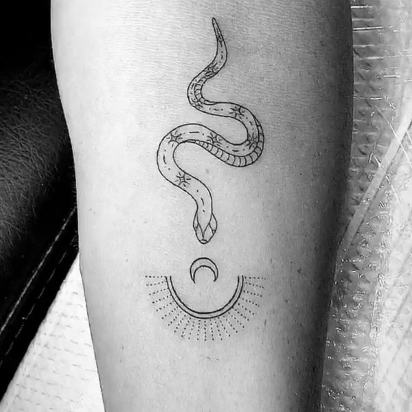 Tattoo con rắn và mặt trăng