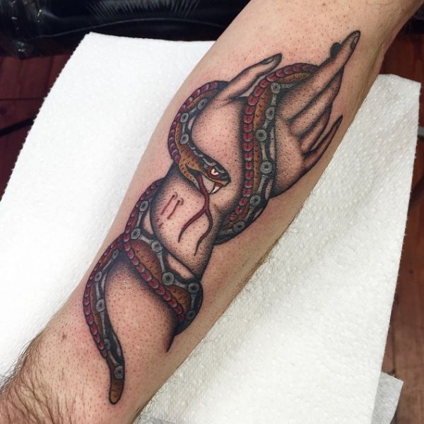 Tattoo con rắn và tay người