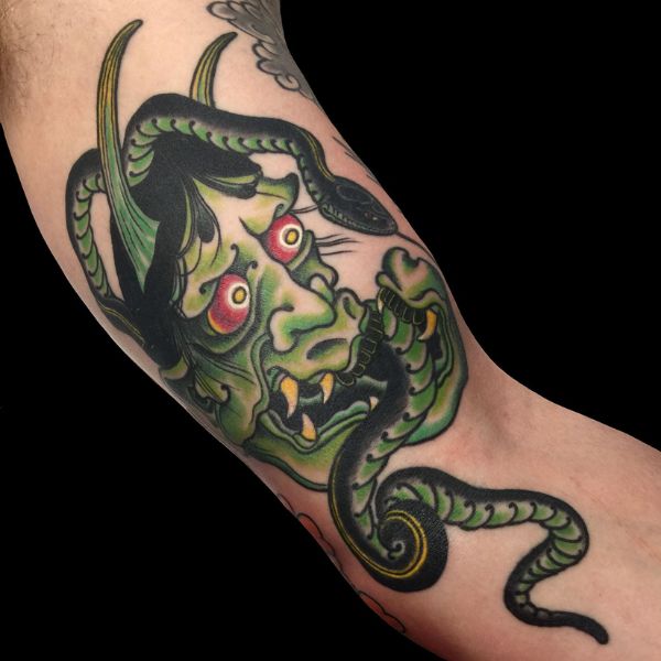 Tattoo con rắn xanh và đầu quỷ