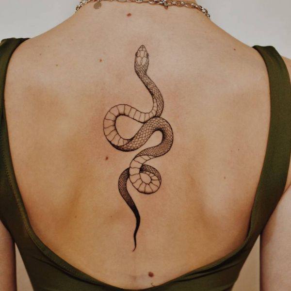 Tattoo con rắn ở lưng siêu đẹp