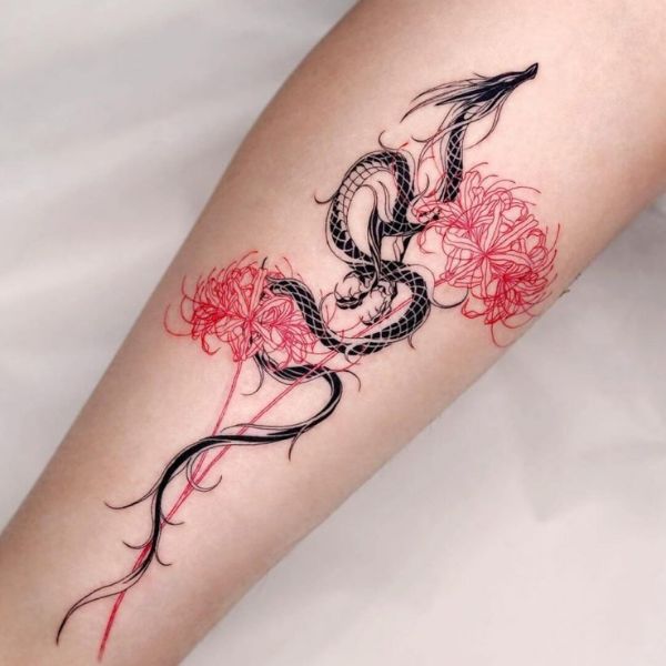 Tattoo con rồng và hoa bỉ ngạn