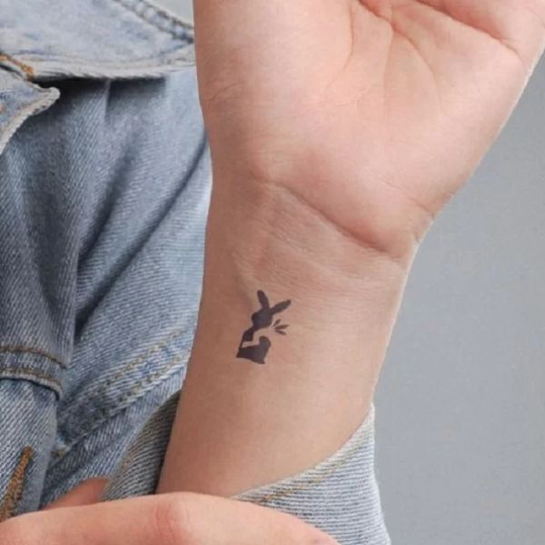 Tattoo con thỏ mini ở cổ tay