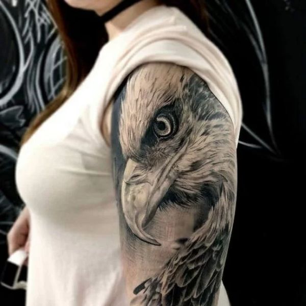 Tattoo đại bàng bắp tay đẹp cho nữ