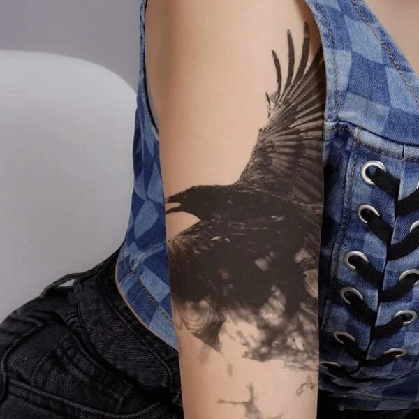 Tattoo đại bàng bắp tay nữ