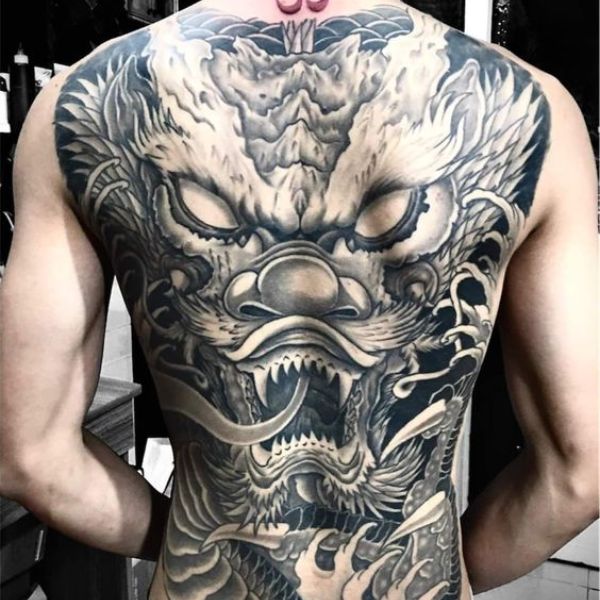 Tattoo đầu dragon bịt lưng