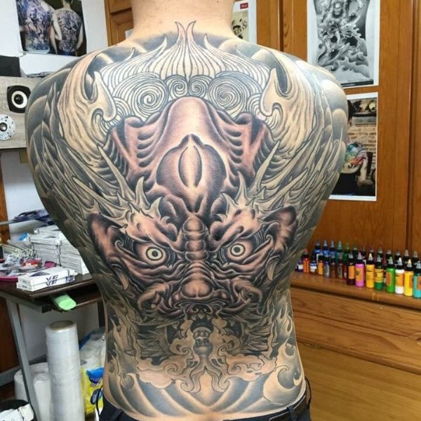 Tattoo đầu rồng kín lưng