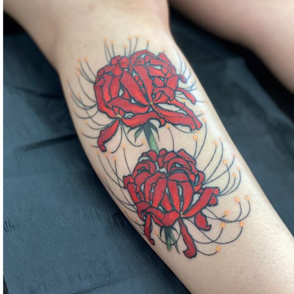 Tattoo hoa bỉ ngạn bắp chân siêu đẹp cho nữ