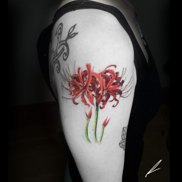 Tattoo hoa bỉ ngặn bắp tay đẹp cho nam