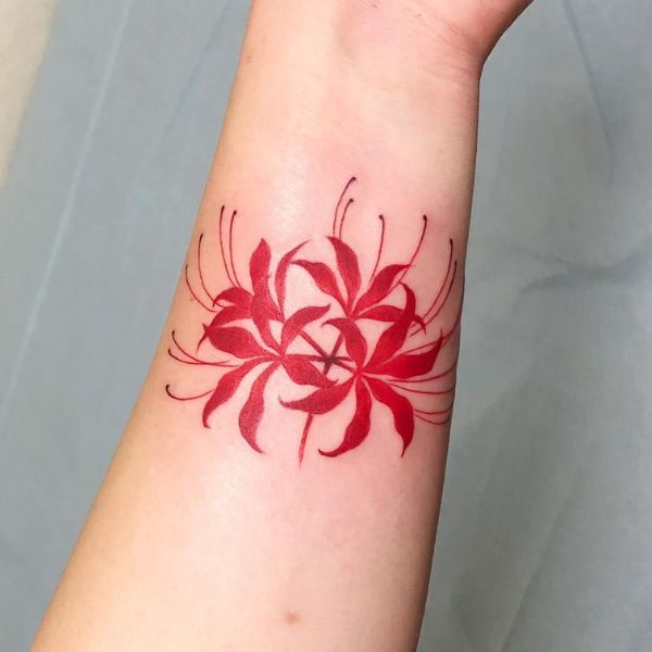 Tattoo hoa bỉ ngạn cổ tay siêu đẹp
