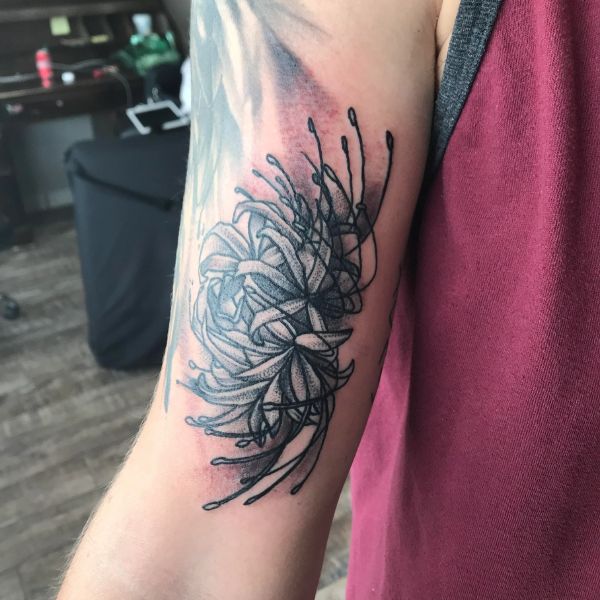 Tattoo hoa bỉ ngạn đen ở tay nam