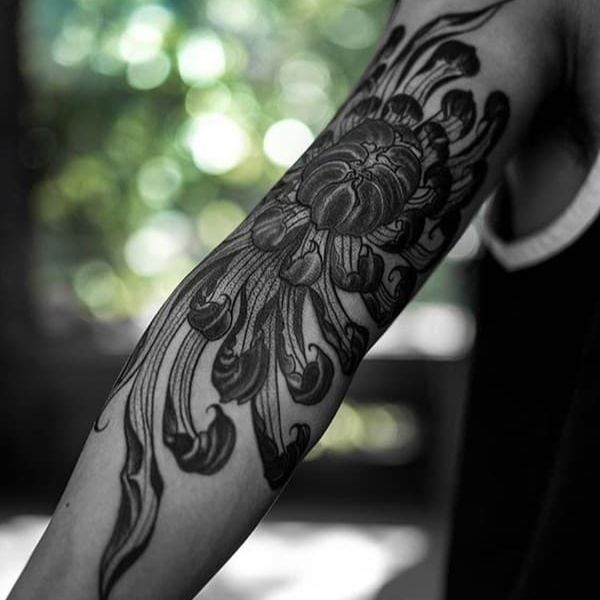 Tattoo hoa bỉ ngạn đen trắng