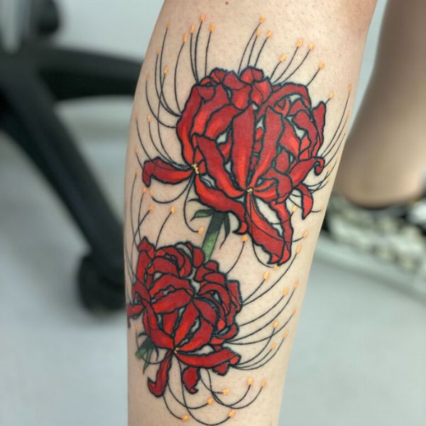 Tattoo hoa bỉ ngạn đỏ ở tay đẹp cho nam