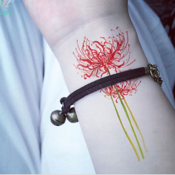 Tattoo hoa bỉ ngạn mini ở cổ tay