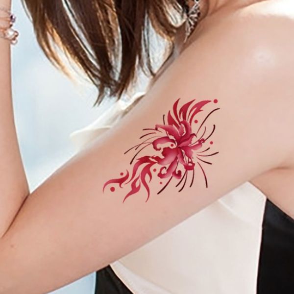 Tattoo hoa bỉ ngạn nhỏ ở tay