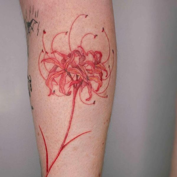 Tattoo hoa bỉ ngạn nữ ở chân siêu đẹp