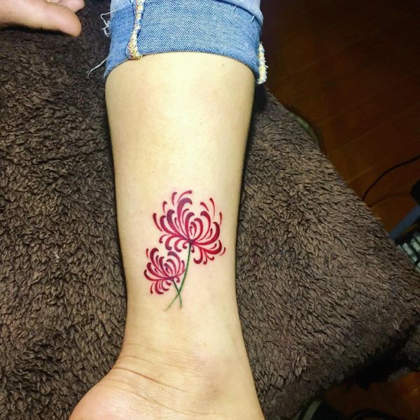 Tattoo hoa bỉ ngạn ở chân