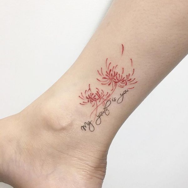 Tattoo hoa bỉ ngạn ở cổ chân