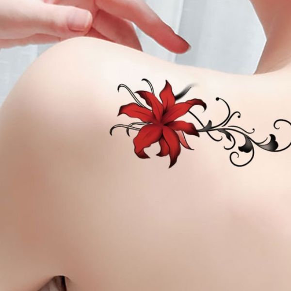 Tattoo hoa bỉ ngạn ở lưng